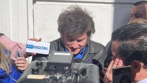 PASO 2023: Milei votó y apuntó contra el «improvisado» doble sistema electoral de CABA