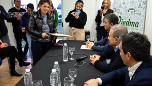 Con apertura de licitaciones y firmas de contratos Viedma mantiene la obra pública