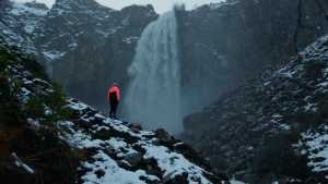 Lo sorprendió la nevada en la cascada La Fragua: mirá las imágenes desde el corazón del norte neuquino