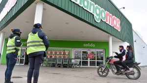 Despidos en importante supermercado de Neuquén: los empleados se resisten