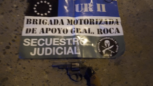 Tiene 15 años y lo sorprendieron circulando en moto y con un revólver en el bolsillo, en Roca