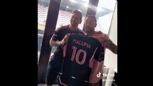 Video: Maluma se rindió al regalo de Messi y no pudo ocultar su emoción en Miami