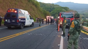Tragedia en México: murieron 18 personas al desbarrancar un micro
