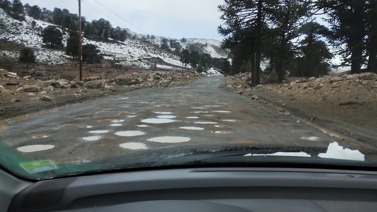 Bomberos rescataron a un conductor que cayó al barranco en la ruta de Moquehue