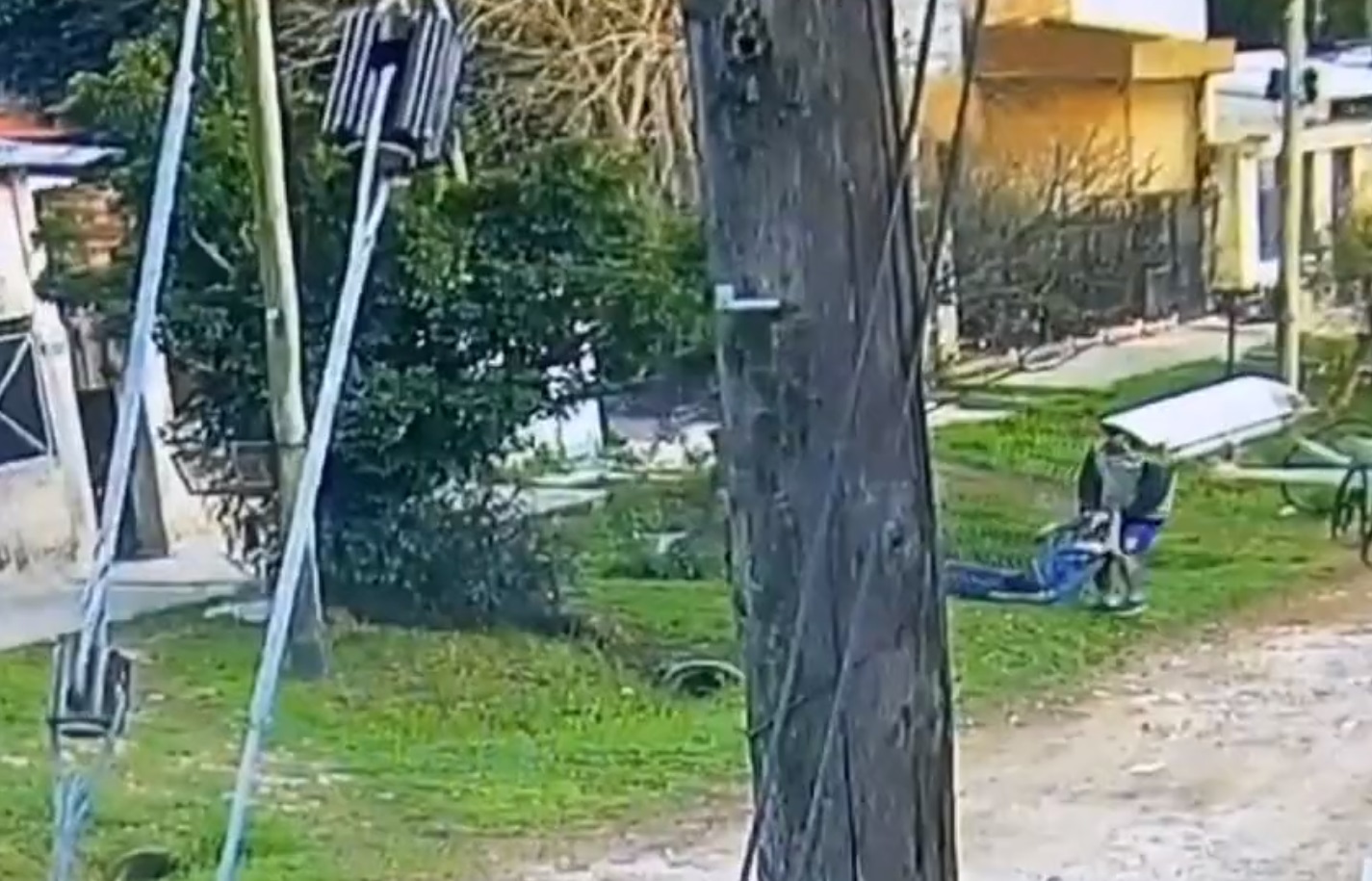 La filmación muestra el momento exacto en que sacan al hombre asesinado de una vivienda. 