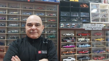 José Luis en su quincho poblado de vitrinas con los autitos de distintas escalas. Un fanático de los Chevrolet.