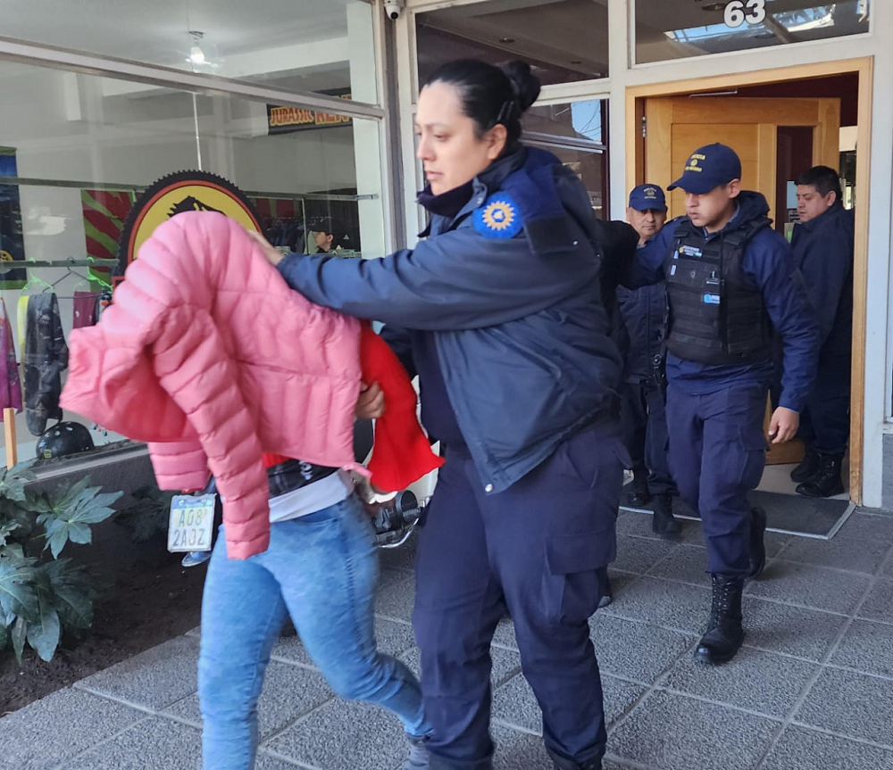 Policías detuvieron esta mañana de martes a la mujer sospechada en un allanamiento que hicieron por orden judicial en un edificio céntrico de Bariloche. (foto gentileza)
