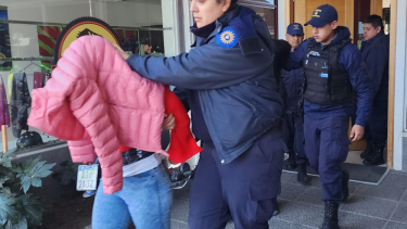Policías detuvieron esta mañana de martes a la mujer sospechada en un allanamiento que hicieron por orden judicial en un edificio céntrico de Bariloche. (foto gentileza)