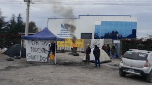 Conflicto con trabajadores en Roca: «Hace días que no nos pagan y la empresa sigue cerrada»