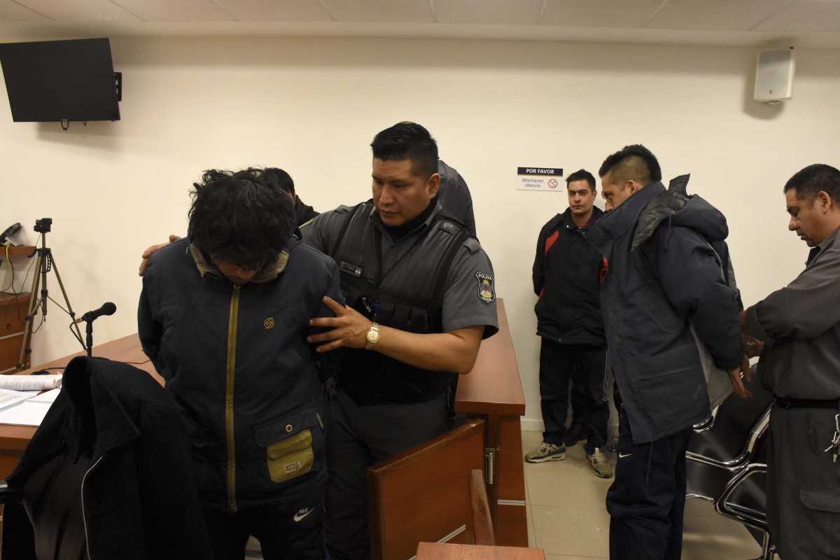 Cinco personas fueron acusadas por los hechos ocurridos en La Anónima de Catriel y Antártida Argentina el domingo a la noche. (Matías Subat)