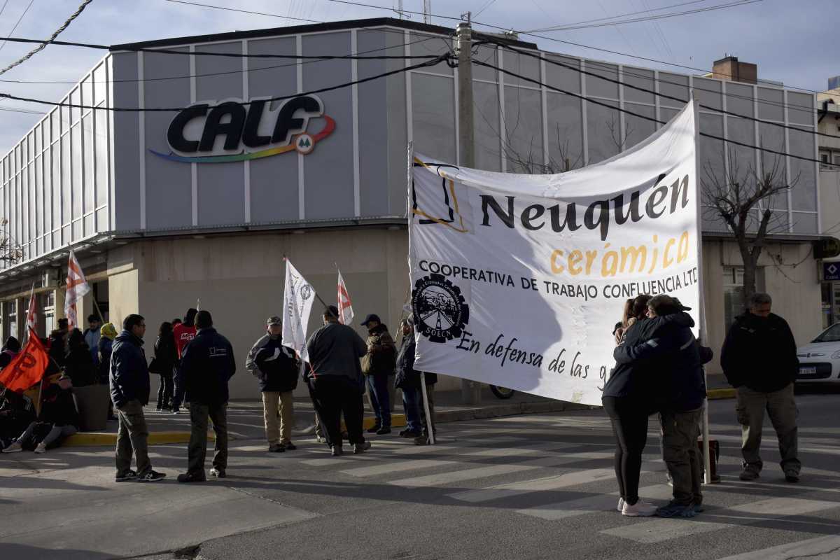 CALF tras el corte de luz a la Cerámica Neuquén: "No podemos financiar a la cooperativa" . Foto: Mati Subat