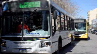 Desde Neuquén hacia Centenario se paga $415 y entre Junín y San Martín se pagan $679. La nueva suba podría implementarse en etapas para evitar el impacto. (foto archivo Matías Subat)