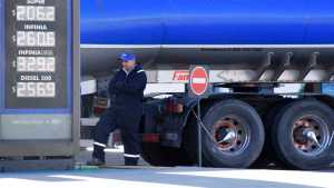 Los combustibles subieron hasta un 28% en el canal mayorista y se espera un aumento en los surtidores