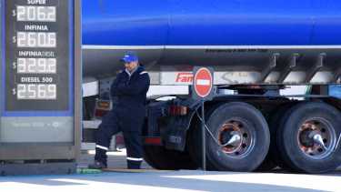 Las refinerías aumentaron hasta un 28% el precio de los combustibles en el canal mayorista y se aguarda ahora el traslado a los surtidores.