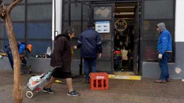 Allanan la casa de un hombre que convocaba a saquear un comercio de Neuquén. Foto Matías Subat
