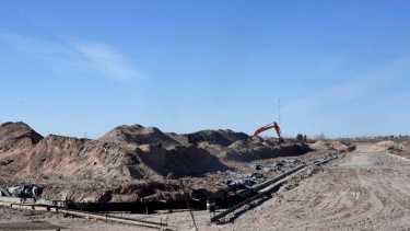 En el distrito 6 avanzan con los zanjeos para servicios y cordón cuneta. En septiembre serán los sorteos (fotos Matías Subat)