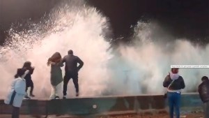 Comodoro Rivadavia: fueron a ver cómo rompían  olas de más de tres metros y mirá lo que pasó&#8230;