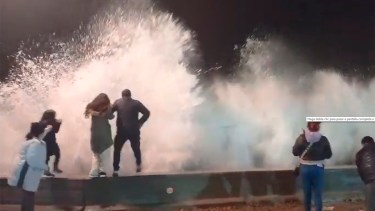 Comodoro Rivadavia: fueron a ver cómo rompían  olas de más de tres metros y mirá lo que pasó…