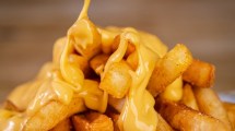 Imagen de Papitas crocantes con salsa de queso facilísimas