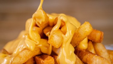 Papitas crocantes con salsa de queso facilísimas