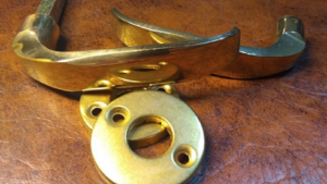 Nueva modalidad delictiva: robar los picaportes de bronce de las puertas en Roca