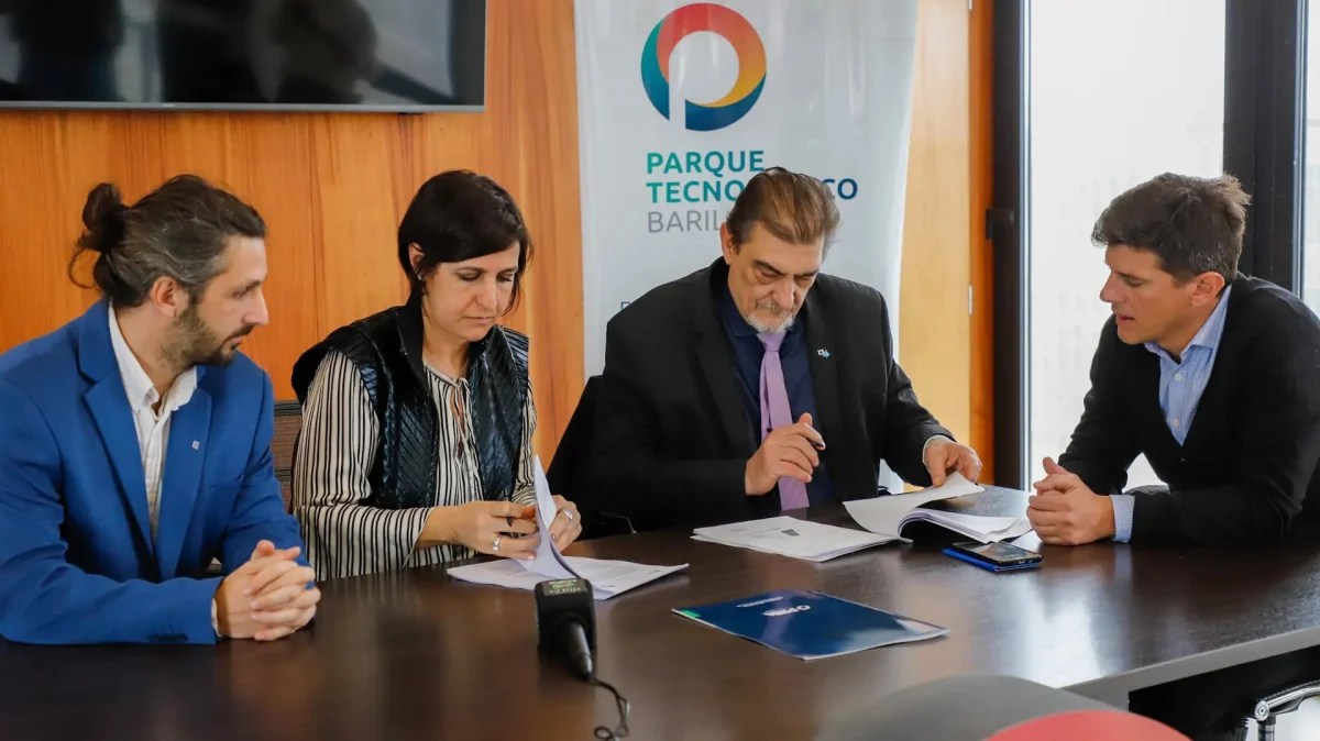 El gerente del Pitba, Lorenzo Raggio, (a la derecha), la presidenta del Ente Promotor del Parque, Marcela Abdala, jefa de Gabinete de la Municipalidad de Bariloche, firmaron este martes el convenio con autoridades de la UTN. (foto gentileza)