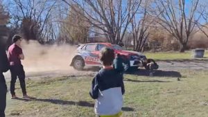 Casi chocan a un espectador en la Vuelta de la Manzana: mirá el video