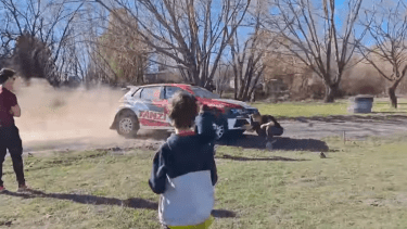 Un espectador estuvo a punto de ser atropellado en la Vuelta de la Manzana.