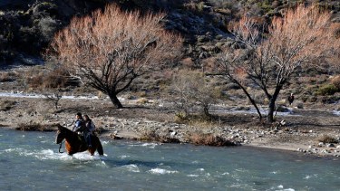 Los hermanos Chamorro deben cruzar a caballo el río Cuyín Manzano para poder ir a la escuela secundaria en Villa Traful. (foto Alfredo Leiva)