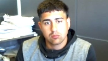 El joven imputado por instigación al delito en Regina llegó detenido a la audiencia este mediodía. Foto: captura