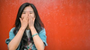 Solo dos horas de risa a la semana: la medicina que puede ayudar a mantener el corazón sano