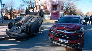 Una camioneta Kangoo terminó volcada en la esquina de Don Bosco e Isidro Lobos en Roca. Foto Juan Thomes.