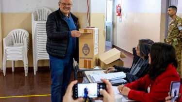 El diputado nacional Luis Di Giácomo votó en Roca y se refirió a distintos temas. Foto Juan Thomes. 