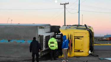 Volcó un camión en la rotonda de Ruta 6 y el acceso al aeropuerto, al norte de Roca