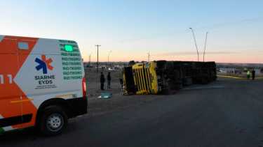 El camión sufrió serios daños en uno de sus laterales. Fotografía: Juan Thomes