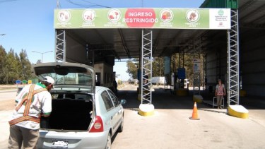 No se permite el ingreso de carne con hueso entre otros productos. 