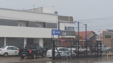 Personal del COER pratulla los supermercados de Roca este lunes. 