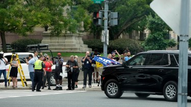 El expresidente Donald Trump ingresa a los tribunales de Washington ante sus simpatizantes. 