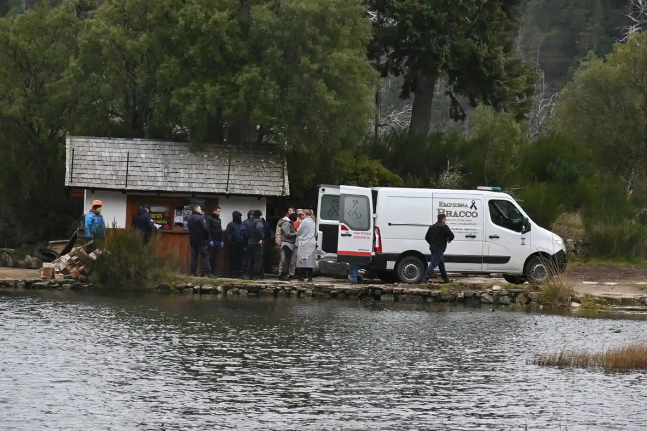 El cuerpo sin vida de la joven turista oriunda de La Plata fue hallado en la zona de Bahía López. (foto Alfredo Leiva)