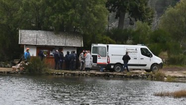 El cuerpo sin vida de la joven turista oriunda de La Plata fue hallado en la zona de Bahía López. (foto Alfredo Leiva)