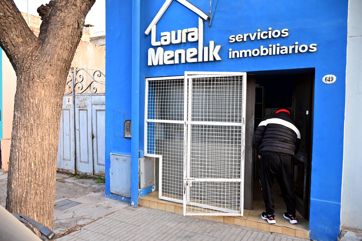 El robo de la inmobiliaria habría ocurrido durante la madrugada de este martes en Viedma. 
Foto  : Marcelo Ochoa