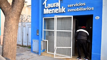 El robo de la inmobiliaria habría ocurrido durante la madrugada de este martes en Viedma. 
Foto  : Marcelo Ochoa