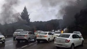 Levantaron el corte de la Ruta 40 en Villa la Angostura: bloquearon por robo a un taxista