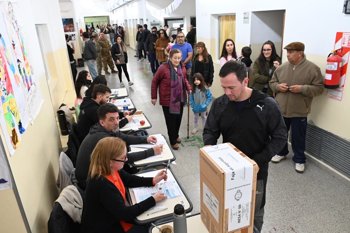 Crece la cantidad de votantes en las escuelas de Viedma. Foto: Marcelo Ochoa.