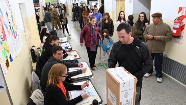 Crece la cantidad de votantes en las escuelas de Viedma. Foto: Marcelo Ochoa.