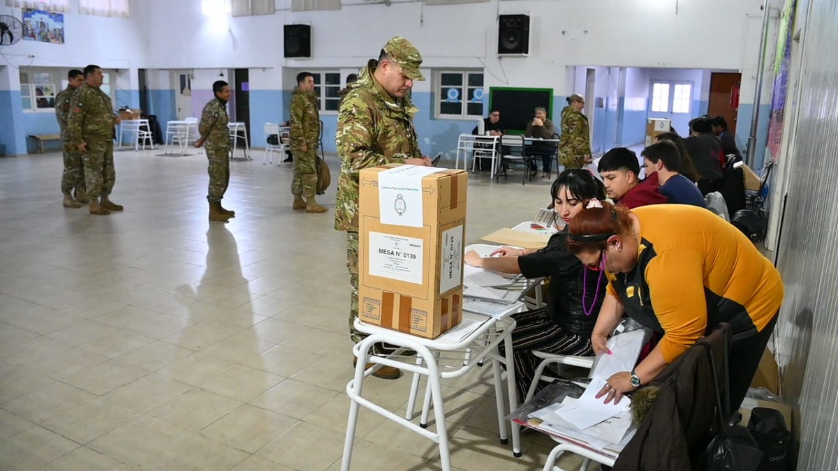 Los integrante del Comando Electoral votaron en la Escuela Primaria N° 1 de Viedma. Foto: Marcelo Ochoa.