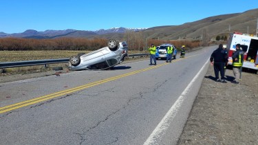 Una mujer hospitalizada tras vuelco en la Ruta 40, cerca de Junín de los Andes 