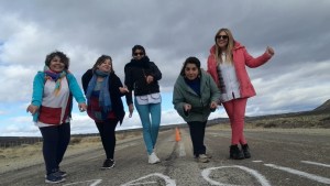 Las «Bachegirl» pintan los pozos de la ruta 40 para alertar sobre el peligro