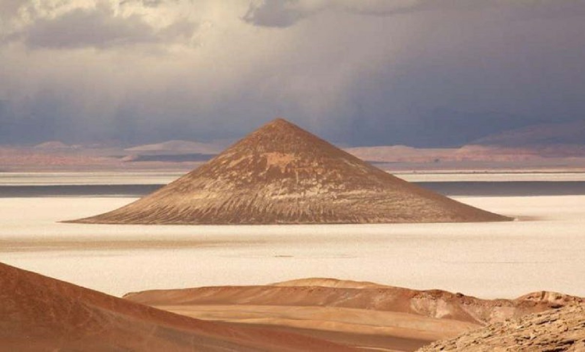 Esta misteriosa pirámide argentina, el Cono de Arita, de 200 metros de altura.