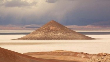 Esta misteriosa pirámide argentina, el Cono de Arita, de 200 metros de altura.